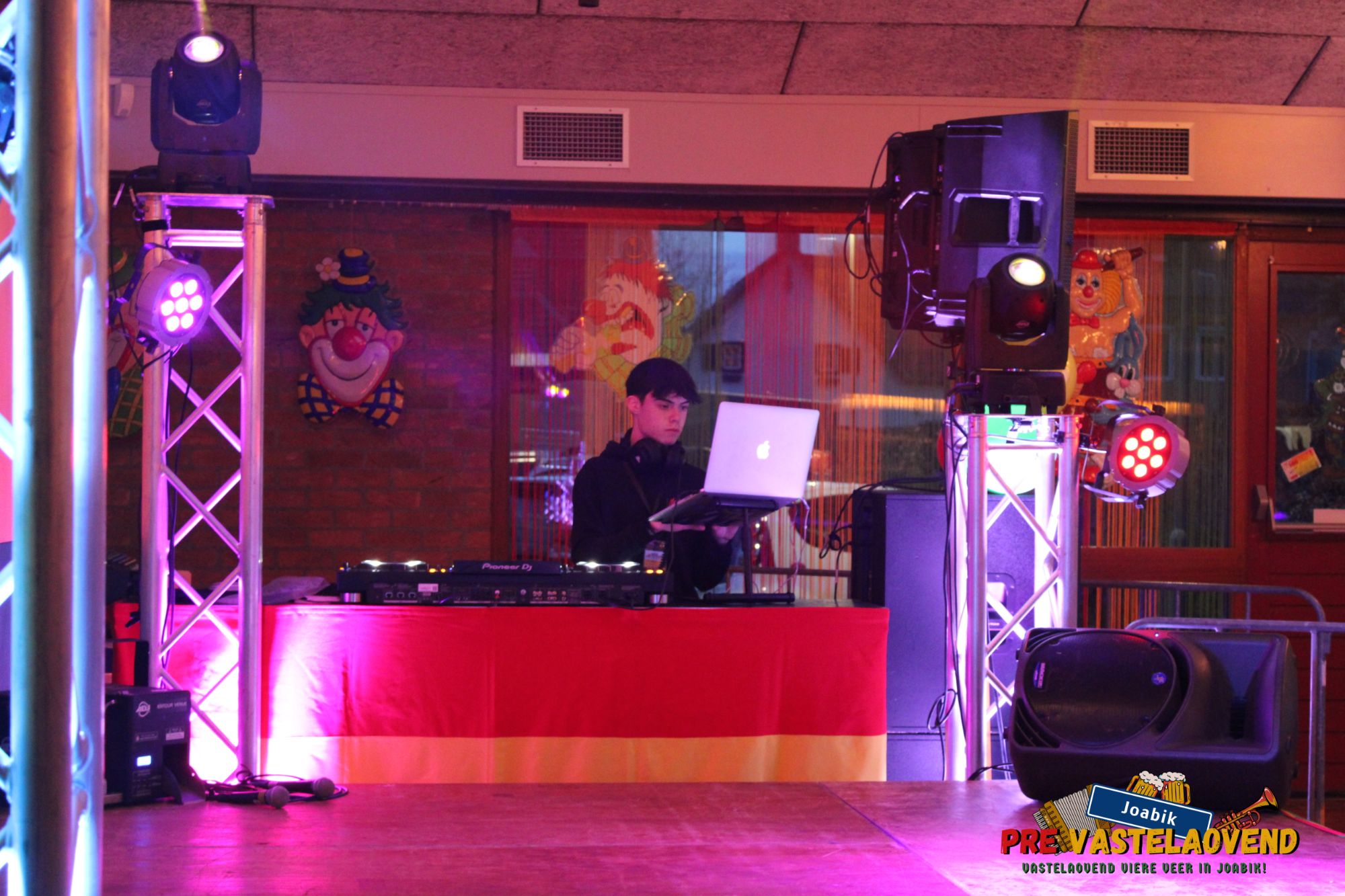 DJ O.R.I (Oriol Kempin Ruiz) achter de Pioneer deck tijdens Pre Vastelaovend in Limburg